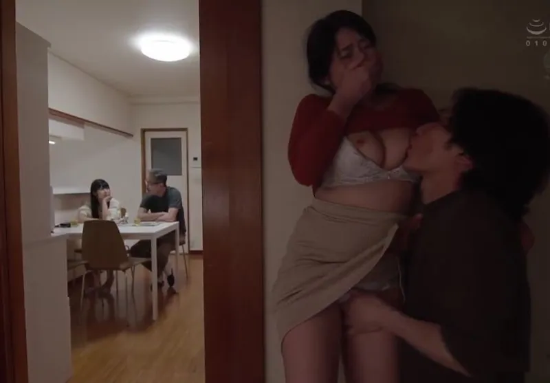 Má trộm nhìn cô vợ ông xã con gái nện nào ngờ con rể nhìn thấy